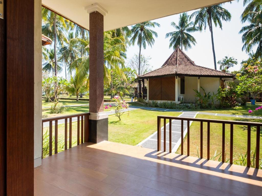 Oyo 1508 Mascot Beach Hotel Mangsit Exterior foto