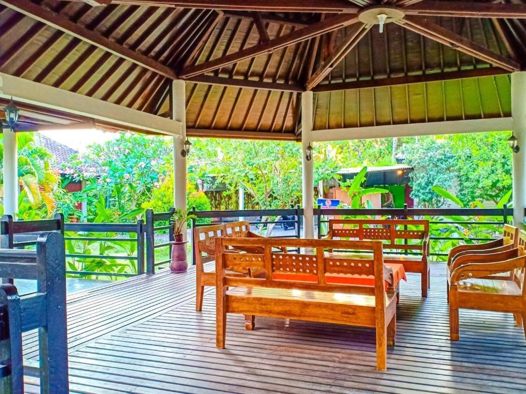 Oyo 1508 Mascot Beach Hotel Mangsit Exterior foto